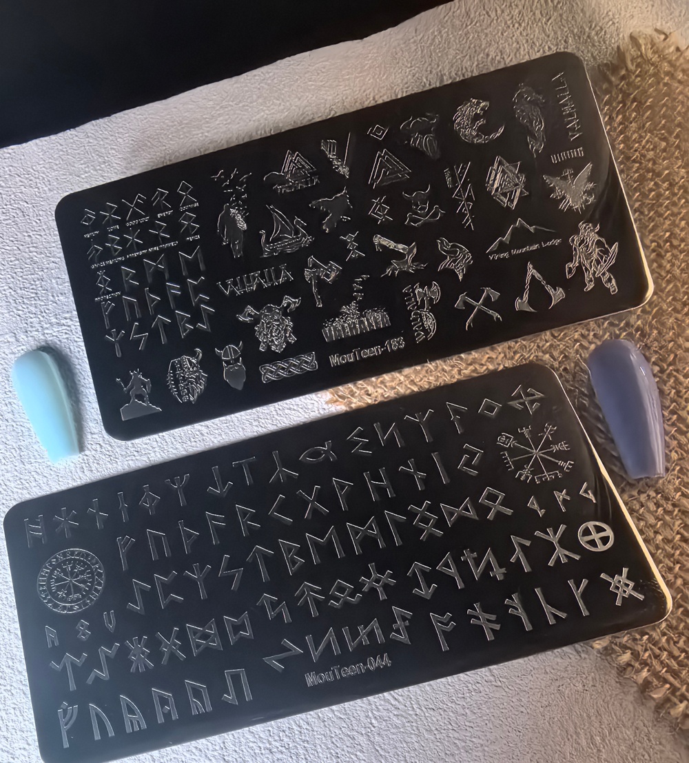Nail Art Stamping Kit - 2-teiliges Viking-Runensymbol Nagelstempelplatten-Set aus Edelstahl, Runisches